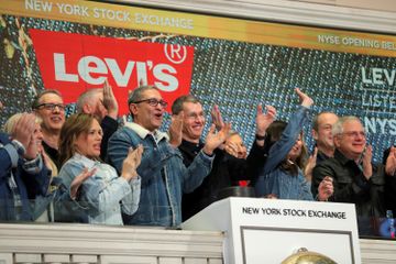 Levi's再度上市，首日股價造好。