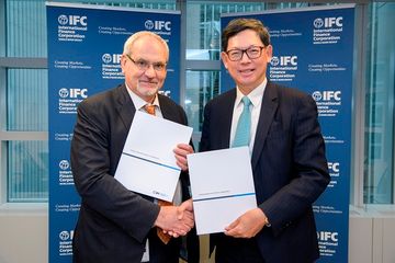 IFC首席執行官菲利普‧勒奧魯(左)與金管局總裁陳德霖 (右)於美國華盛頓簽署並交換《諒解備忘錄》，確認合辦IFC第六屆「氣候商業論壇」。