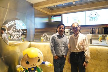Raymond(右)與Sunny兩叔姪拍住上，研發AI系統及機械臂來沖調果茶，為傳統茶飲店帶來創新意念。