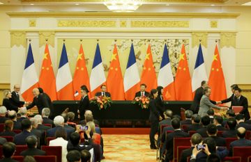 中國國家主席習近平周三（6日）在北京人民大會堂與法國總統馬克龍舉行會談。中方為馬克龍舉行歡迎儀式，他和習近平二人一同檢閱儀仗隊。預料會後雙方將簽署40多項合作協議，包括承諾巴黎氣候協定不可逆轉。