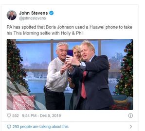英國首相約翰遜用華為手機自拍