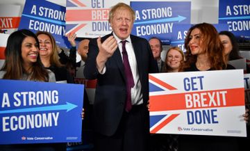 英國周四大選，最新民意調查顯示，保守黨支持度領先工黨14個百分點。首相約翰遜呼籲支持者努力爭取勝利，避免重蹈2017年大選覆轍。