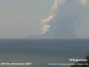 新西蘭旅遊勝地懷特島星期一(9日)火山爆發，至今造成最少1人死亡，20多人受傷，