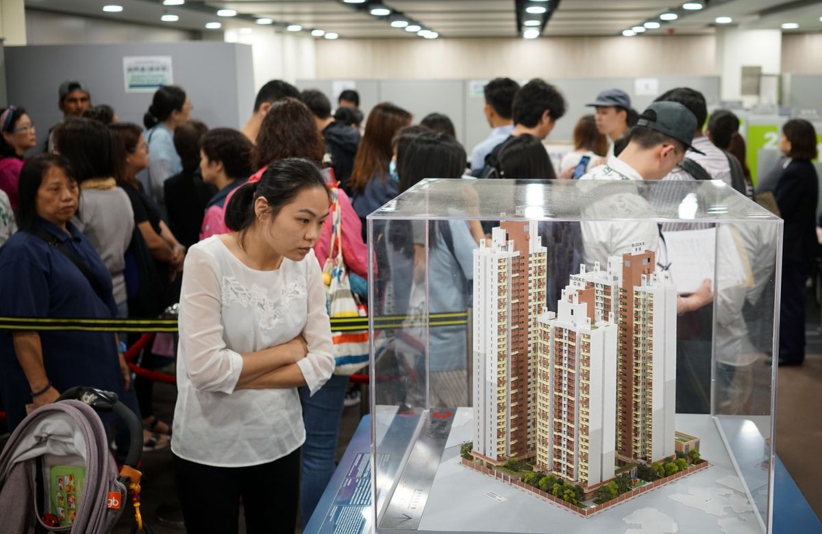新居屋白居二分別, 白表資格, 供應量, 按揭成數, 轉讓限制比較, 香港財經時報HKBT