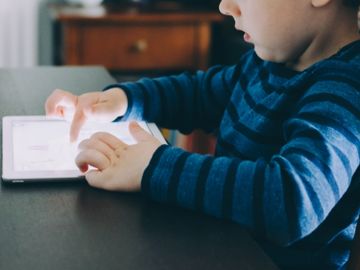 電子產品-電視-平板電腦-手機-嬰幼兒發展-兒童發展-專注力-香港財經時報HKBT