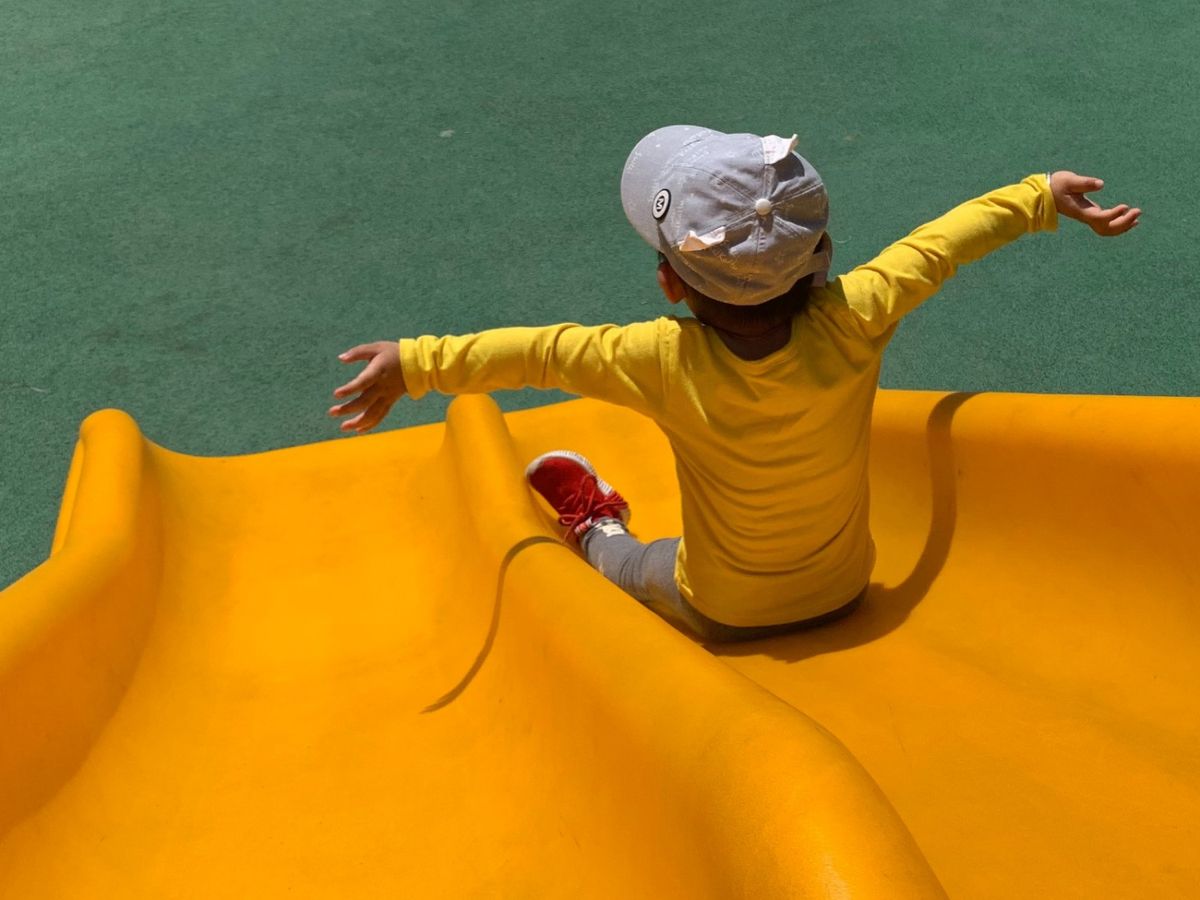 滑梯-家長-公園-小朋友玩遊戲-兒童遊戲-親子遊戲-香港財經時報HKBT
