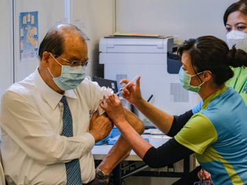 名潮食館群組玩第二代傳播-張建宗憂慮疫情有上升趨勢-至今逾13600人接種首劑新冠疫苗-香港財經時報HKBT
