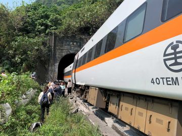台鐵出軌-台灣近半世紀最嚴重鐵路事故-太魯閣號與斜坡滑落工程車相撞-香港財經時報HKBT