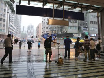 天文台終發黑色暴雨警告信號, 工作時間發黑雨可否提早收工, 勞工處僱傭條, 香港財經時報