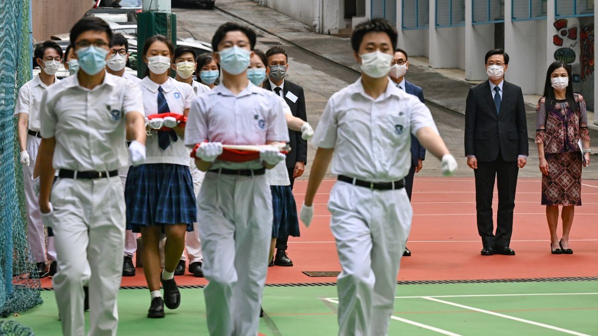 移民潮｜上學年中學生離港升學增96%！教師離職人數升98%