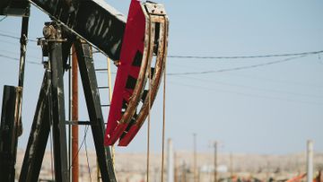 11月雙重利淡 打擊油價暴跌逾20% 油價暫見底 2022年可望反彈？
