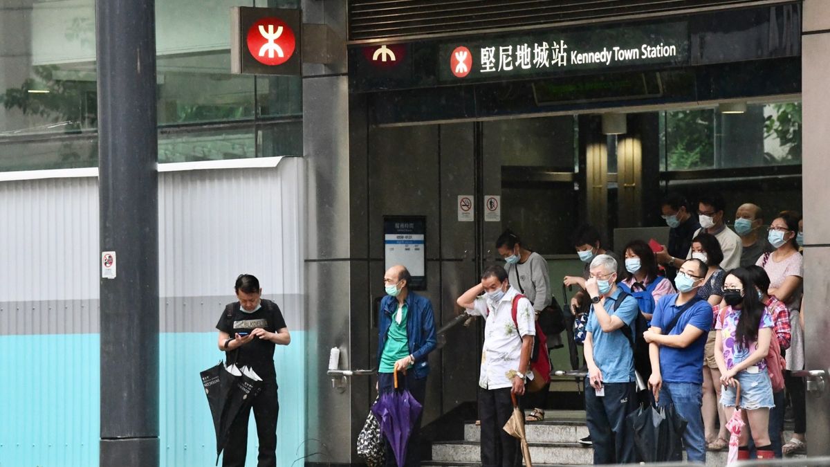 港大醫學院緊急呼籲師生勿在堅尼地城午膳, 本周或現大型感染群組, 香港財經時報