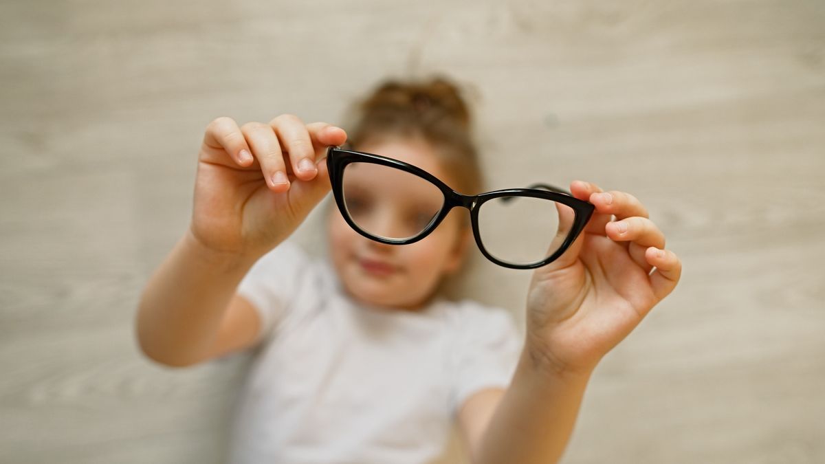研究, 香港6至8歲近視小朋友增加, 註冊視光師, 專用隱形眼鏡矯正兒童近視, 香港財經時報