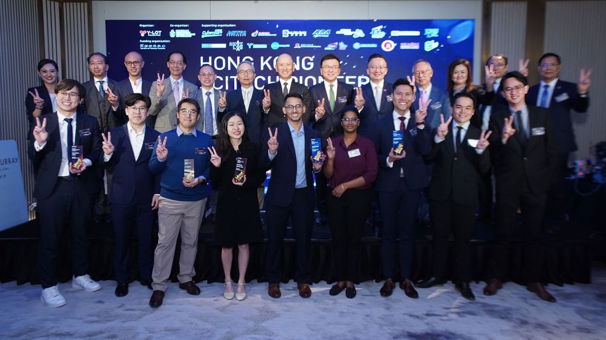 Y-LOT 香港創科研先驅獎頒獎典禮 2022-2023主禮嘉賓與一眾評審委員，及得獎者合照。