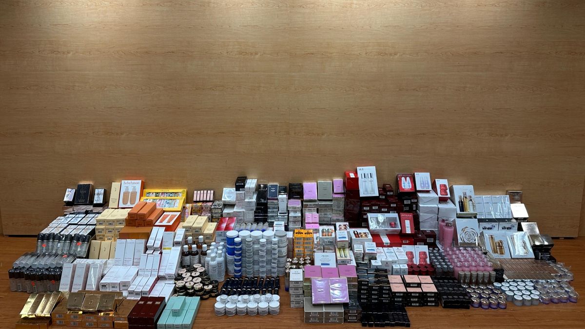 香港海關打擊上水冒牌物品售賣活動！檢獲市值約50萬元冒牌品！包括化妝品、護膚品及香水