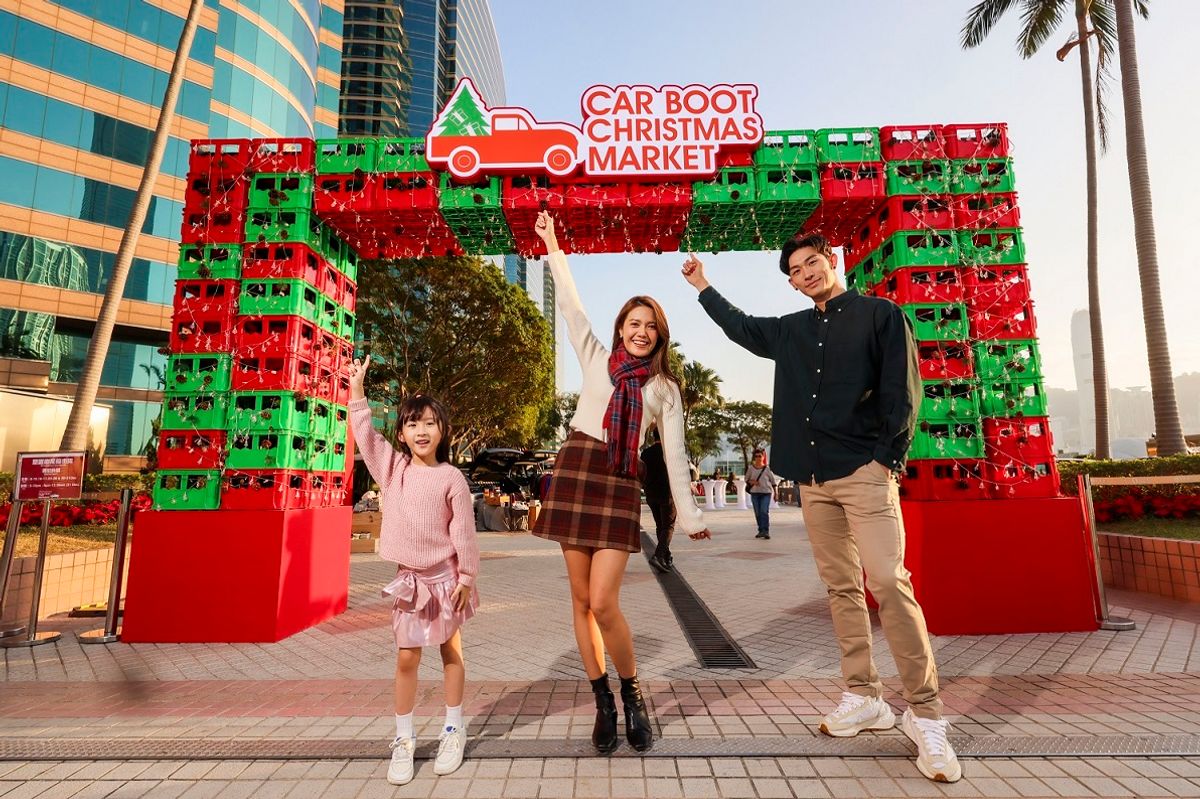 中港城由12月8日起連續4個週末一共11天舉辦「聖誕車尾箱環保市集」，市集位於中港碼頭上蓋，環抱維港美景，更會送出總共580張機票。