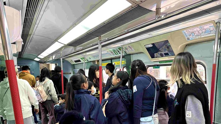 不少到場的家長及學生都紛紛與列車拍照及試玩模擬駕駛