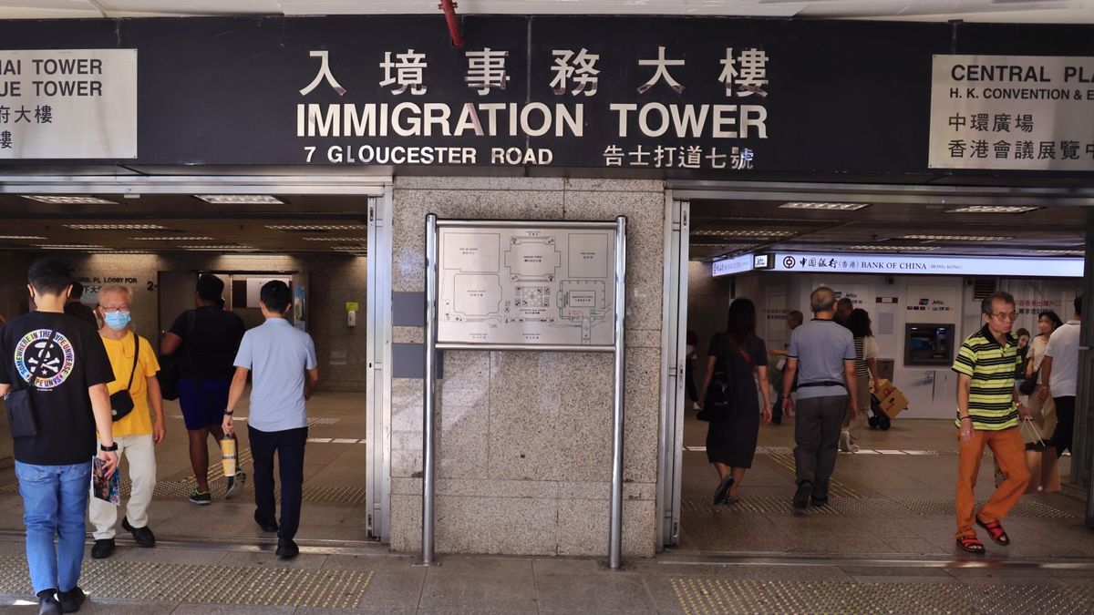 入境處增設1868微信求助熱線及1868聊天機械人，讓身在香港境外遇事的香港居民可透過以上增設的通訊渠道與入境處協助在外香港居民小組聯絡求助。