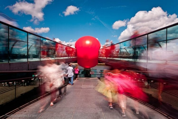 香港好去處, 紅球巡展12月登陸香港, 著名街頭藝術將每日被塞進香港九龍特色建築中, 香港財經時報