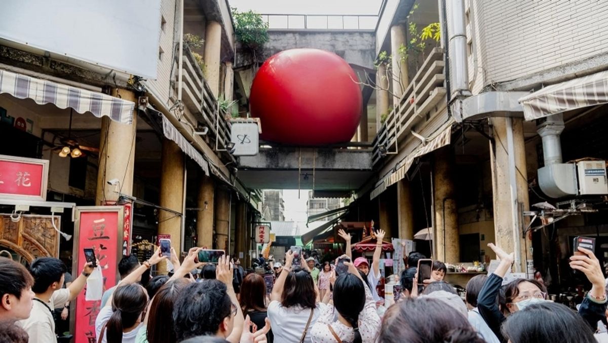 香港好去處, 紅球巡展12月登陸香港, 著名街頭藝術將每日被塞進香港九龍特色建築中, 香港財經時報