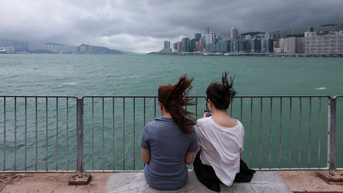 天文台：正午前後有驟雨及狂風雷暴！星期日最低氣溫跌至22度, 香港財經時報