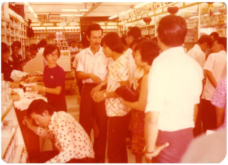 陳凱希先生於1975年與80位戰友在巴生開設專營中國商品的海鷗商店。