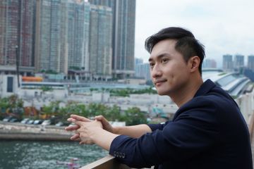 嚴崇天入行多年，訪問明星已駕輕就熟，近年他與朋友一起開公司，發揮自己所長，提供說話技巧培訓課程服務。