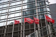 上周五升逾4%的長江基建(01038.HK)今日再升2.5%報57.25元