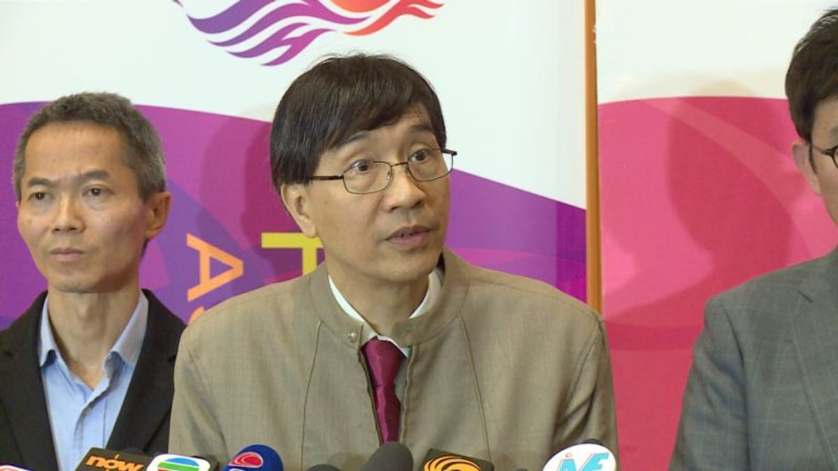 【 袁國勇 最新言論】 新冠肺炎 （ 武漢肺炎 ）在全球蔓延， 香港大學 微生物學系講座教授 袁國勇 表示， 疫情 到夏天可能會緩和，但不會完全消失，到冬季病毒會再回流到北半球，當七成人口因受感染而產生抗體，疫情才會緩和。他又推算，香港約有800名隱形患者。（圖片：政府新聞處）