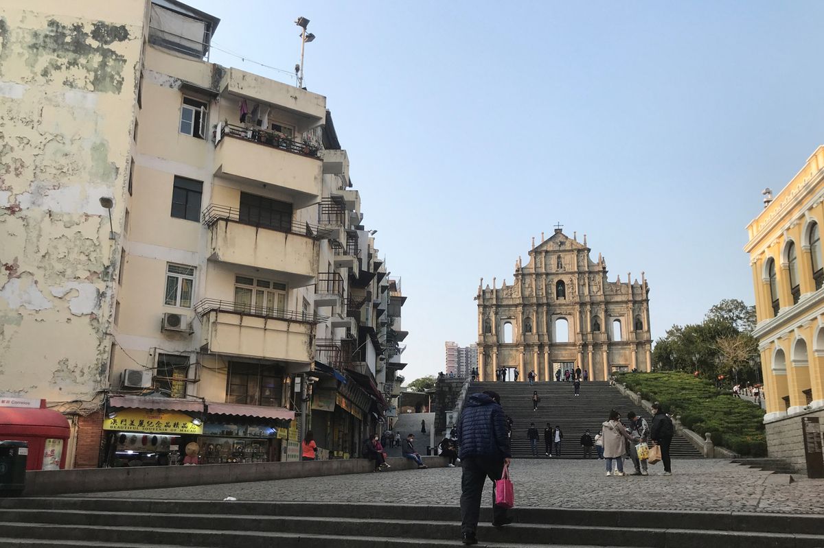 新冠肺炎 疫情 由 外地回流，澳門 周五（3月27日）暫無新增 確診個案，但有一宗 喉部唾液樣本 病毒檢測 為 初步陽性 的 疑似個案。當地至今累計有33宗 確診 病例，首10名患者已經 康復 出院，而正接受治療的23名患者均屬輕症，情況良好。另外較早前，澳門 行政長官 賀一誠 公布一系列 防疫 及 入境 措施，包括由3月25日起禁止14日內曾到外國的內地、香港及台灣居民入境。