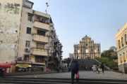 新冠肺炎 疫情 由 外地回流，澳門 周五（3月27日）暫無新增 確診個案，但有一宗 喉部唾液樣本 病毒檢測 為 初步陽性 的 疑似個案。當地至今累計有33宗 確診 病例，首10名患者已經 康復 出院，而正接受治療的23名患者均屬輕症，情況良好。另外較早前，澳門 行政長官 賀一誠 公布一系列 防疫 及 入境 措施，包括由3月25日起禁止14日內曾到外國的內地、香港及台灣居民入境。