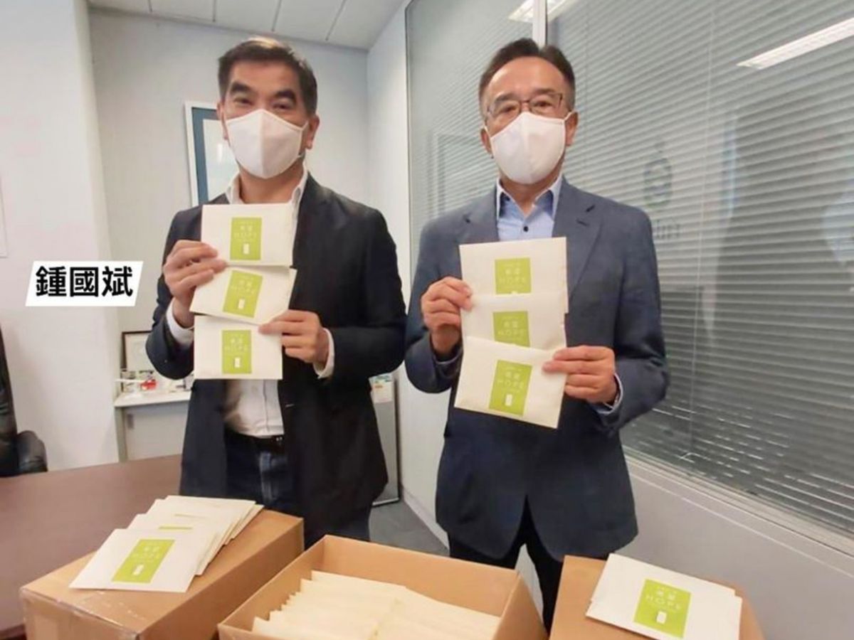 自由黨黨魁、立法會紡織及製衣界議員 鍾國斌 ，宣布 成功研發 可清洗重用 的 抗菌布口罩 並已 正式生產 。他表示布 口罩 已獲得 認證報告 ， 重洗60次 後，布口罩的 物料 仍 有效防細菌 。