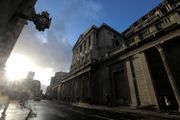 英倫銀行 周三（3月11日）突然宣布緊急 減息 半厘，指標利率由0.75厘減至0.25厘的歷史低位。英國 新任 財相 蘇納克 同日亦公布 財政預算案，宣布會動用300億英鎊應對新冠肺炎疫情。