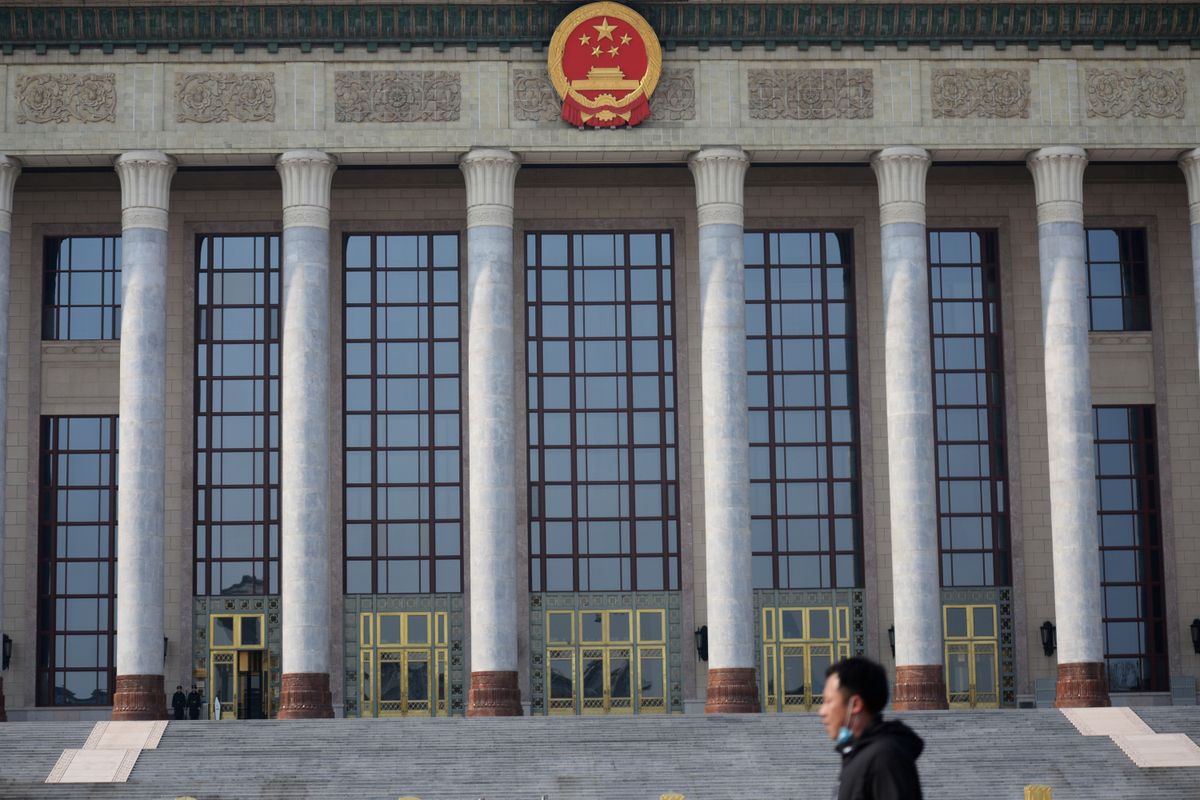  中央 要提高 赤字 發債 已經不是第一次吹風，之前政府人員已經多次提及。目前看來，發行 國債 已經板上釘釘。不過， 央行 遲遲沒有就 存款 息率 進行調整表態，只有放鬆 存款息率 管控，降低 存款息率 ， 商業銀行 才有空間降低利息，民間企業的負擔才能降低。 