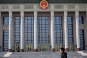  中央 要提高 赤字 發債 已經不是第一次吹風，之前政府人員已經多次提及。目前看來，發行 國債 已經板上釘釘。不過， 央行 遲遲沒有就 存款 息率 進行調整表態，只有放鬆 存款息率 管控，降低 存款息率 ， 商業銀行 才有空間降低利息，民間企業的負擔才能降低。 