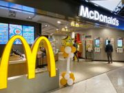  麥當勞 宣布由明日起兩星期，即3月25日至4月7日， 暫停 晚上 6時後 大堂用餐 服務，只設 外賣 及 麥麥送 服務，包括 24小時餐廳 。另外，配合新措施，6時後 麥麥送 將一律 免運費 。