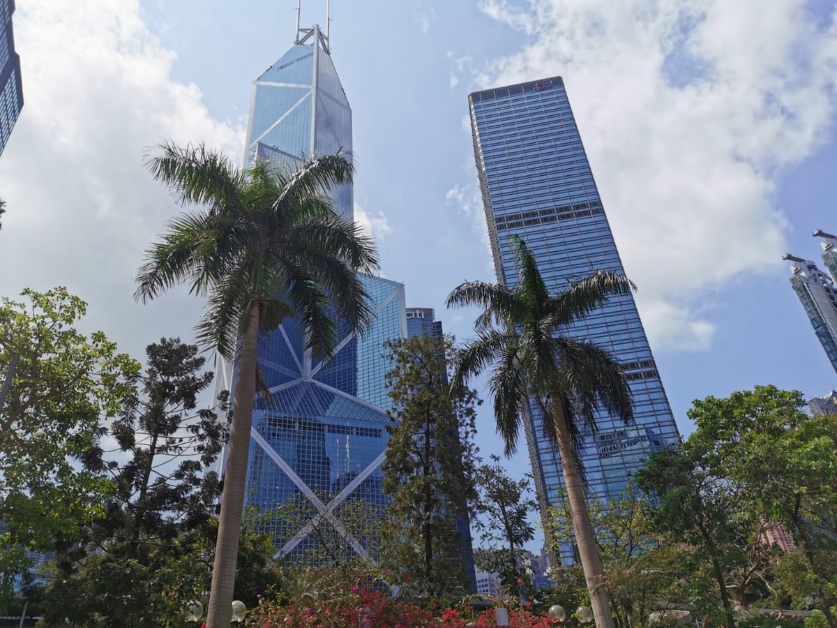 長和 （00001.HK）上周四（3月19日）公布去年業績，其後聯席董事總經理 霍建寧 在20日及23日，在場內合共 增持 30萬股長和，涉資約1,419.57萬元，持股比例由0.14%增至0.15%。大行認為， 長和 去年業績符合市場預期，又認為 新冠肺炎 影響短暫，目前 估值 已反映宏觀 不明朗因素。