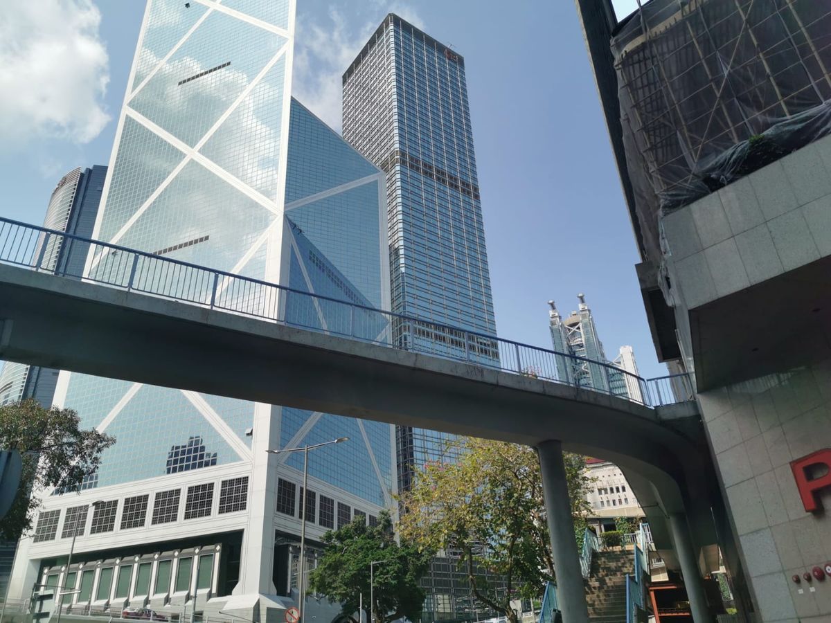 長和系3月公布業績後，創辦人李嘉誠與主席李澤鉅兩父子頻頻增持。根據聯交所股權披露資料顯示，兩人前後斥資8.2億買入長和（00001.HK）及長實（01113.HK）股份「撈底」。結果兩隻股份都由低位反彈，短短近一個月內就賺2.18億元。