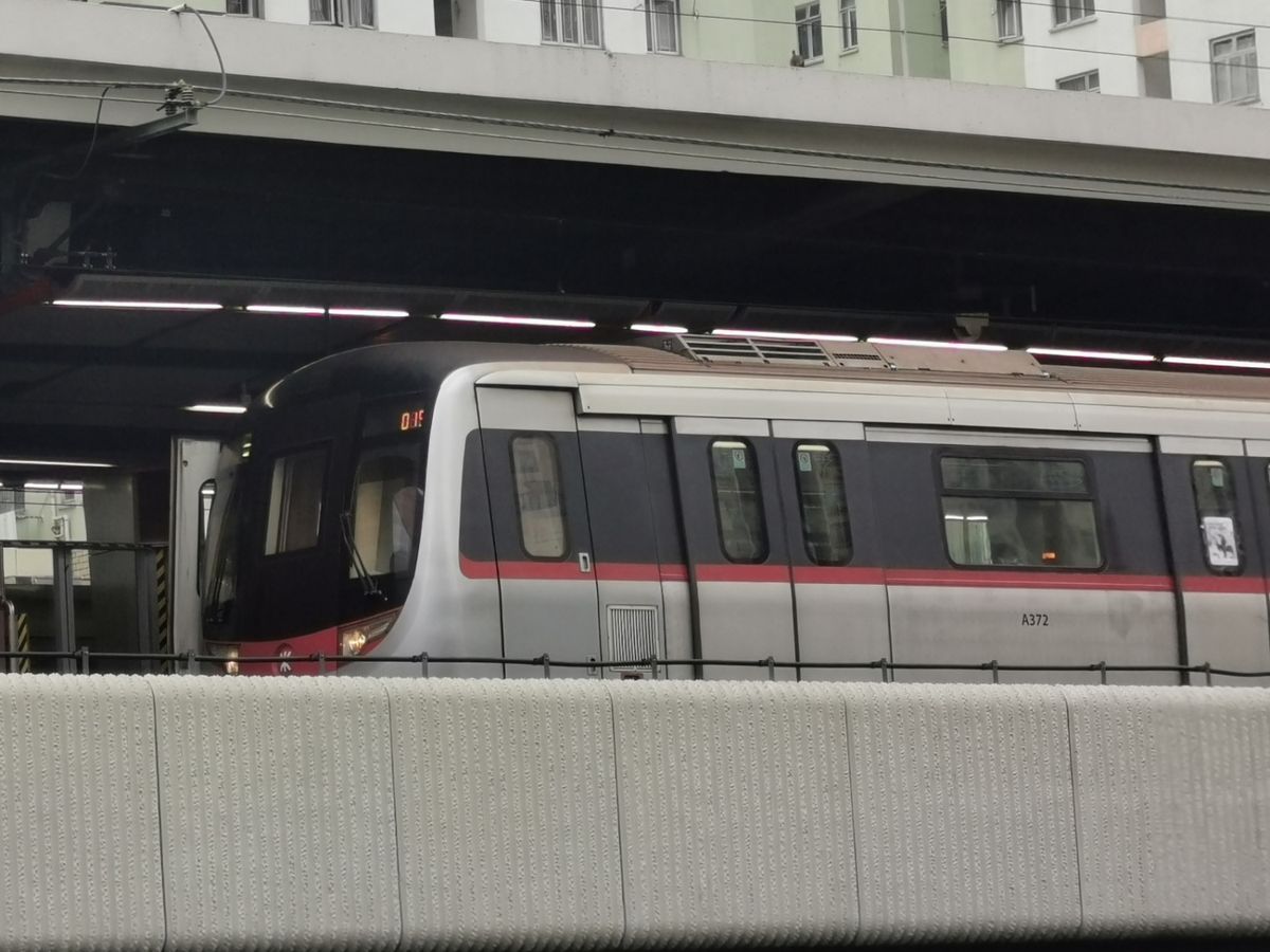 【 港鐵加價 】 港鐵 公司公布， 政府統計處 最新公布的 運輸業名義工資指數 按年變動，按照 票價調整機制 （ 可加可減機制 ），2020/2021年度（本年度） 港鐵票價 調整幅度為加2.55%。由於「負擔能力上限」的封頂機制，今年實際票價不作變動，但會於未來兩年再追加。另外， 港鐵 因應近期新型冠狀病毒（新冠肺炎）疫情對香港整體社會造成影響，提供一系列優惠，包括延長 都會票 使用期限40日。