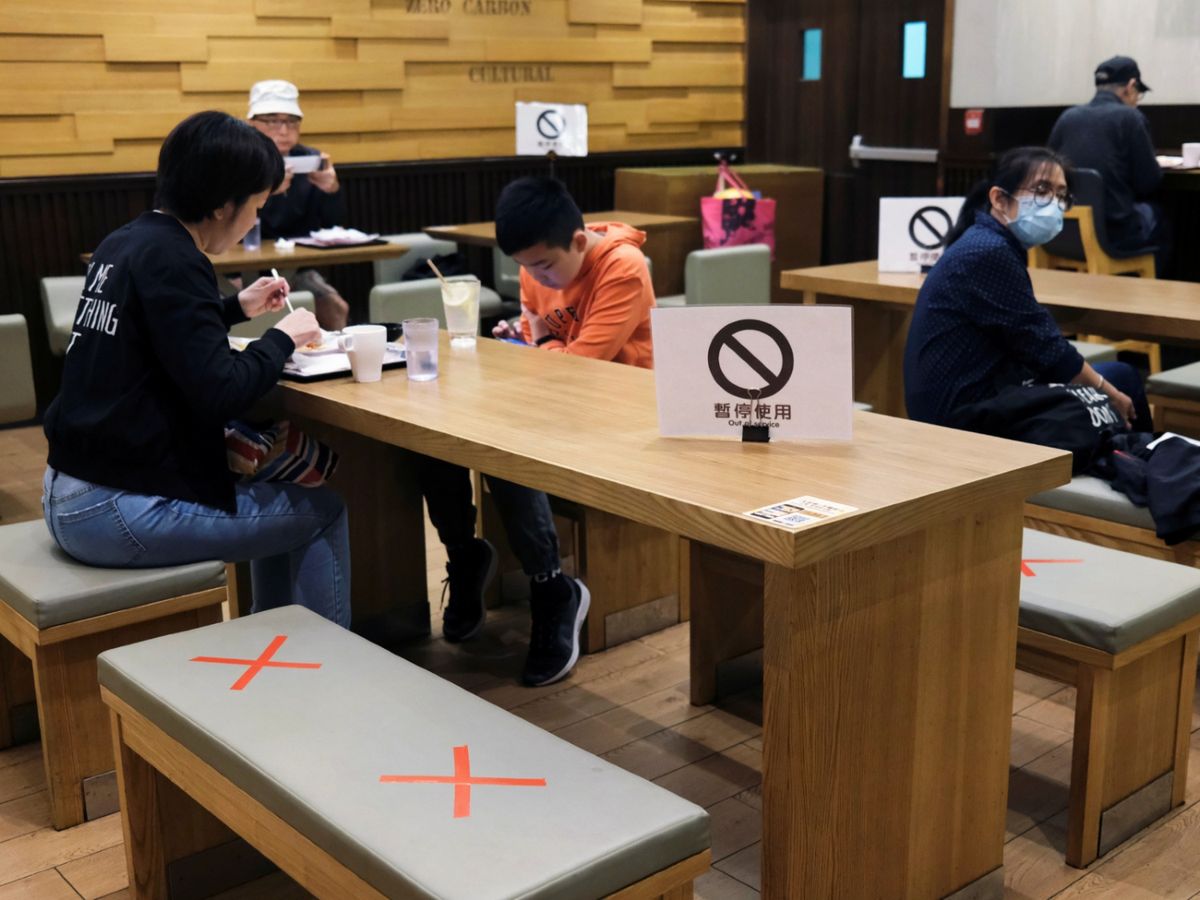 行政長官 林鄭月娥 宣佈進一步防疫措施已生效，包括 食肆 可以用的座位不超過正常提供座位的50%；枱與枱之間至少要有1.5米距離或有其他分隔安排； 每張枱不能夠多於四個人等。