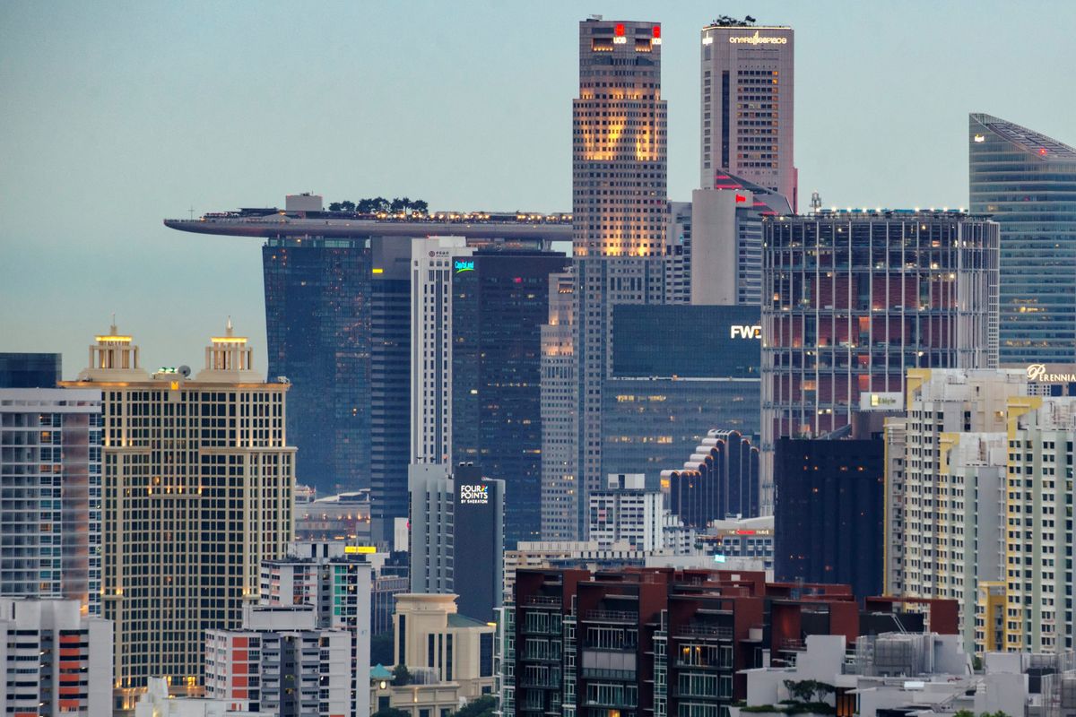  房地產信託基金 （ REIT ）一直以來都因其股價穩陣及高收息率，受長線投資者及穩健型投資者的追捧，投資者透過買 REIT 獲取穩定、可觀的回報。市場喜歡將買 REIT 和買樓收租作比較，前者入市門檻低，後者「買磚頭」收租之餘又保值，不過現時新冠肺炎疫情讓全球金融大洗牌，買REITs好還是買樓好？除了 領展 ，還有更好選擇嗎？專家認為， 新加坡REIT 更吸引。