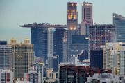  房地產信託基金 （ REIT ）一直以來都因其股價穩陣及高收息率，受長線投資者及穩健型投資者的追捧，投資者透過買 REIT 獲取穩定、可觀的回報。市場喜歡將買 REIT 和買樓收租作比較，前者入市門檻低，後者「買磚頭」收租之餘又保值，不過現時新冠肺炎疫情讓全球金融大洗牌，買REITs好還是買樓好？除了 領展 ，還有更好選擇嗎？專家認為， 新加坡REIT 更吸引。