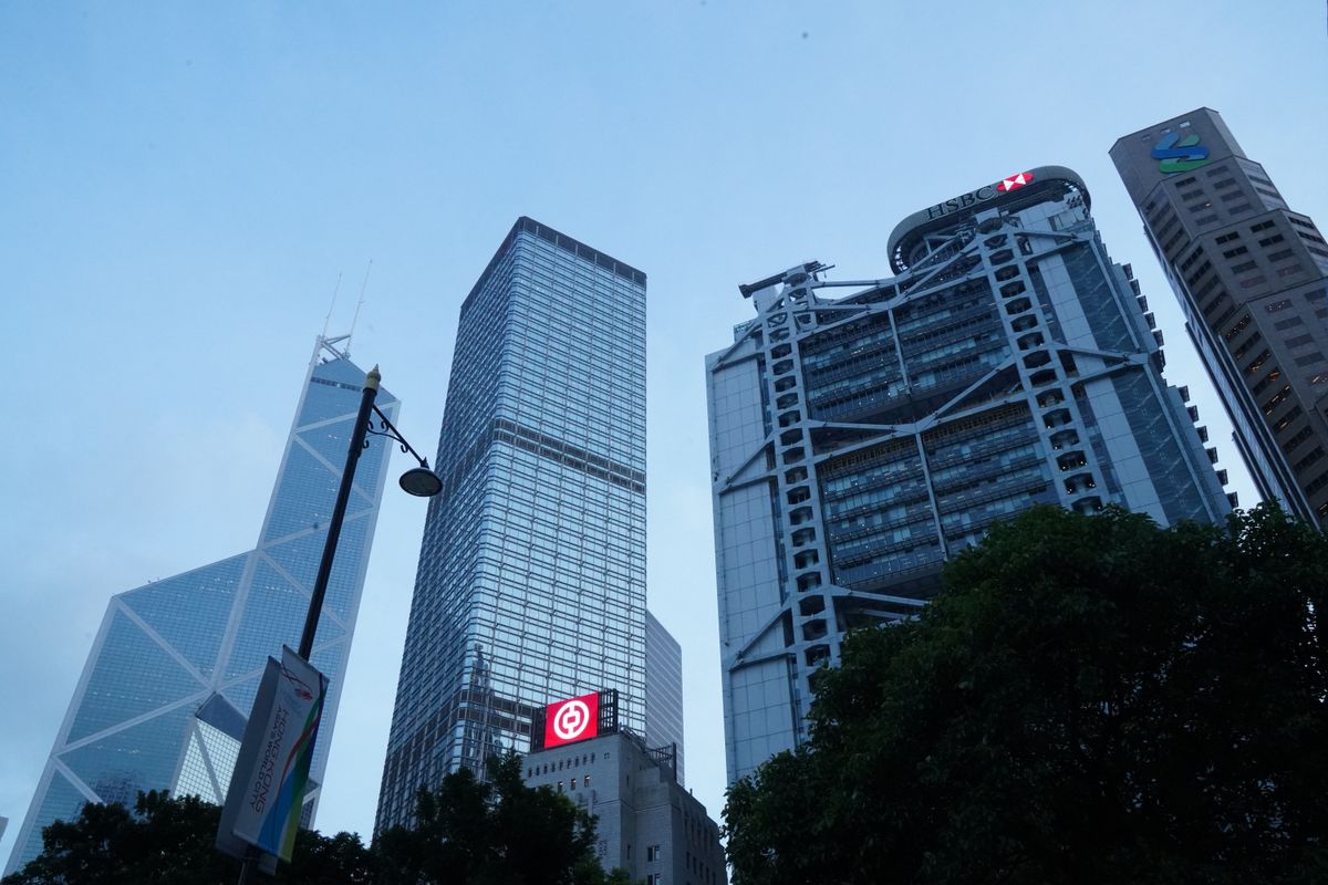 新冠肺炎 疫情 演變成 全球流行病 ，本港新增病例大幅上升， 疫情 肆虐下， 政府 提升對保持適當社交距離的 防疫 指引，除 餐飲業 和 零售業 嚴陣以待外，本港銀行亦實施特別措施控制分行人流。 中銀香港 、 滙豐 、 渣打香港 及 東亞 分別在分行派籌疏導輪候客戶，同時向進入分行的客戶量度體溫、並要求客戶佩戴 口罩 。