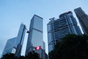  新冠肺炎 疫情 演變成 全球流行病 ，本港新增病例大幅上升， 疫情 肆虐下， 政府 提升對保持適當社交距離的 防疫 指引，除 餐飲業 和 零售業 嚴陣以待外，本港銀行亦實施特別措施控制分行人流。 中銀香港 、 滙豐 、 渣打香港 及 東亞 分別在分行派籌疏導輪候客戶，同時向進入分行的客戶量度體溫、並要求客戶佩戴 口罩 。