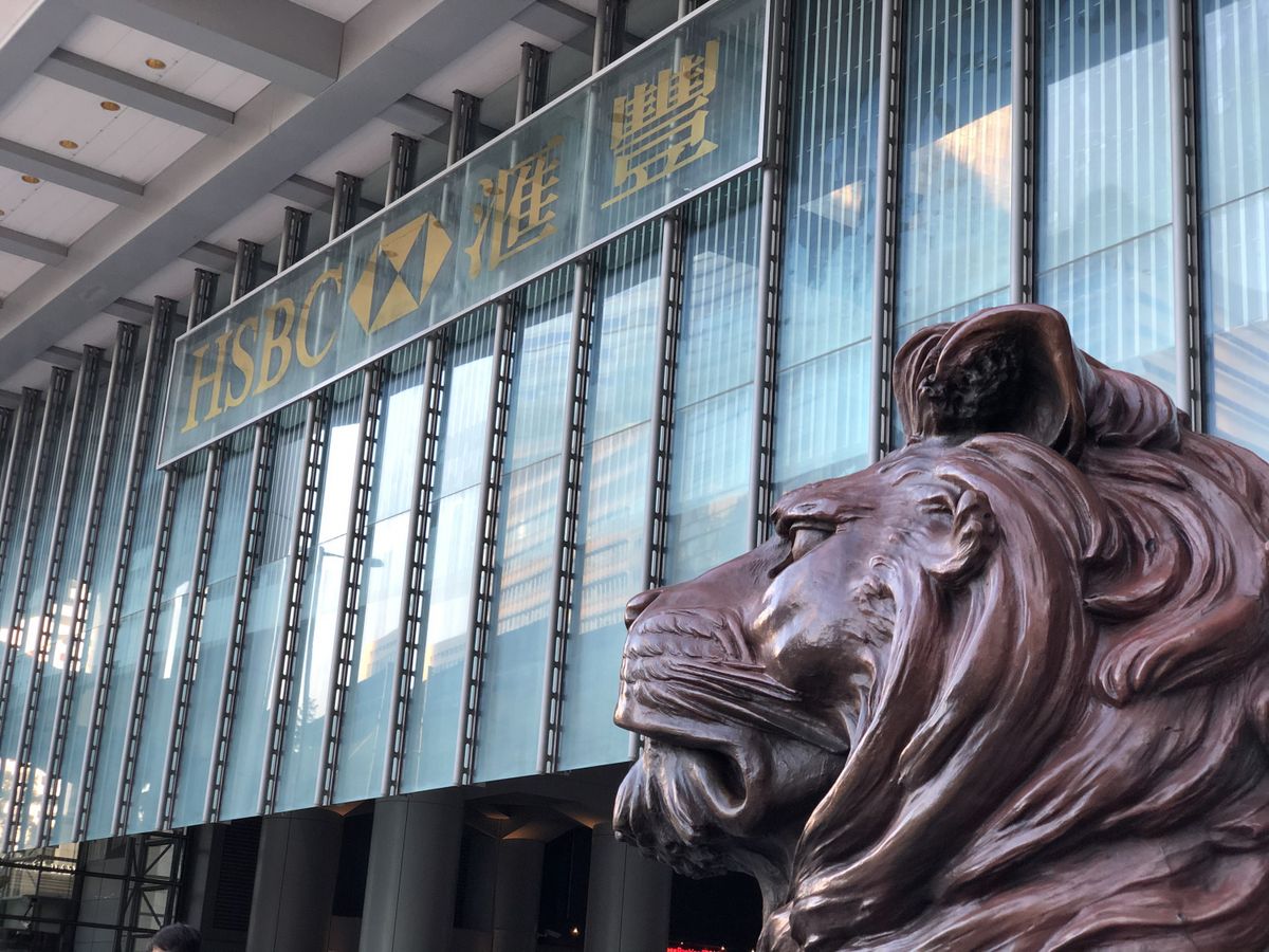  匯控 應英國監管要求取消派發去年第四季股息，並決定在2020年底前不派息、不回購股份。 新冠肺炎 疫情 導致全球經濟陷入停擺狀態，企業保留現金抗疫，除 匯控派息 之外， 渣打銀行 亦宣布撤回股息及暫停回購計劃。 恒生銀行 則表示現時沒有計劃更改派息政策。