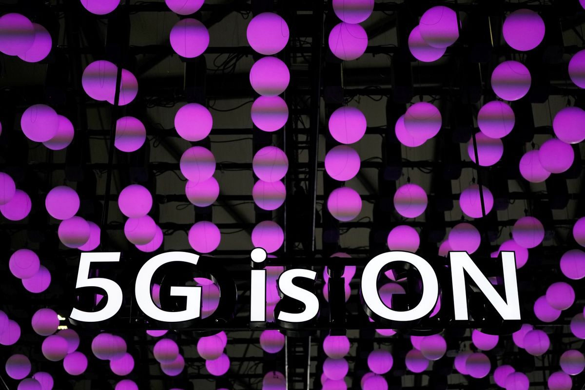 【 5G 時代】四月一日，本港三大電訊商— 香港電訊 ( csl )、 和記電訊 ( 3香港 )及 中國移動香港 ( CMHK )推出了 5G 流動通訊 服務，香港正式踏入 5G 年代。 4G 或 4.5G 與 5G 的差別在於前兩者仍侷限於電訊的範疇，而 5G 則影響著個人、社會以至城市，不但革新了用戶的個人體驗，更促進了人工智能、物聯網和科技的發展。