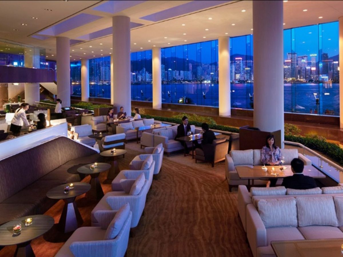 新冠肺炎 疫情 下， 旅遊業 、 酒店業大受影響。 尖沙咀 香港洲際酒店 （ Intercontinental Hong Kong ）宣布酒店 將於 4月20日 進行 裝修 ，為期30個月，並於 2022年 重新開業 ，屆時會 改名 為 香港麗晶酒店 。消息指，集團會 遣散 大部份 員工 ，最多 賠償 4個月 人工 。
