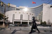  中國人民銀行 決定即日起（4月3日）向 中小銀行 定向降準1個百分點，並下調 金融機構 在 央行 超額存款 準備金利率 。