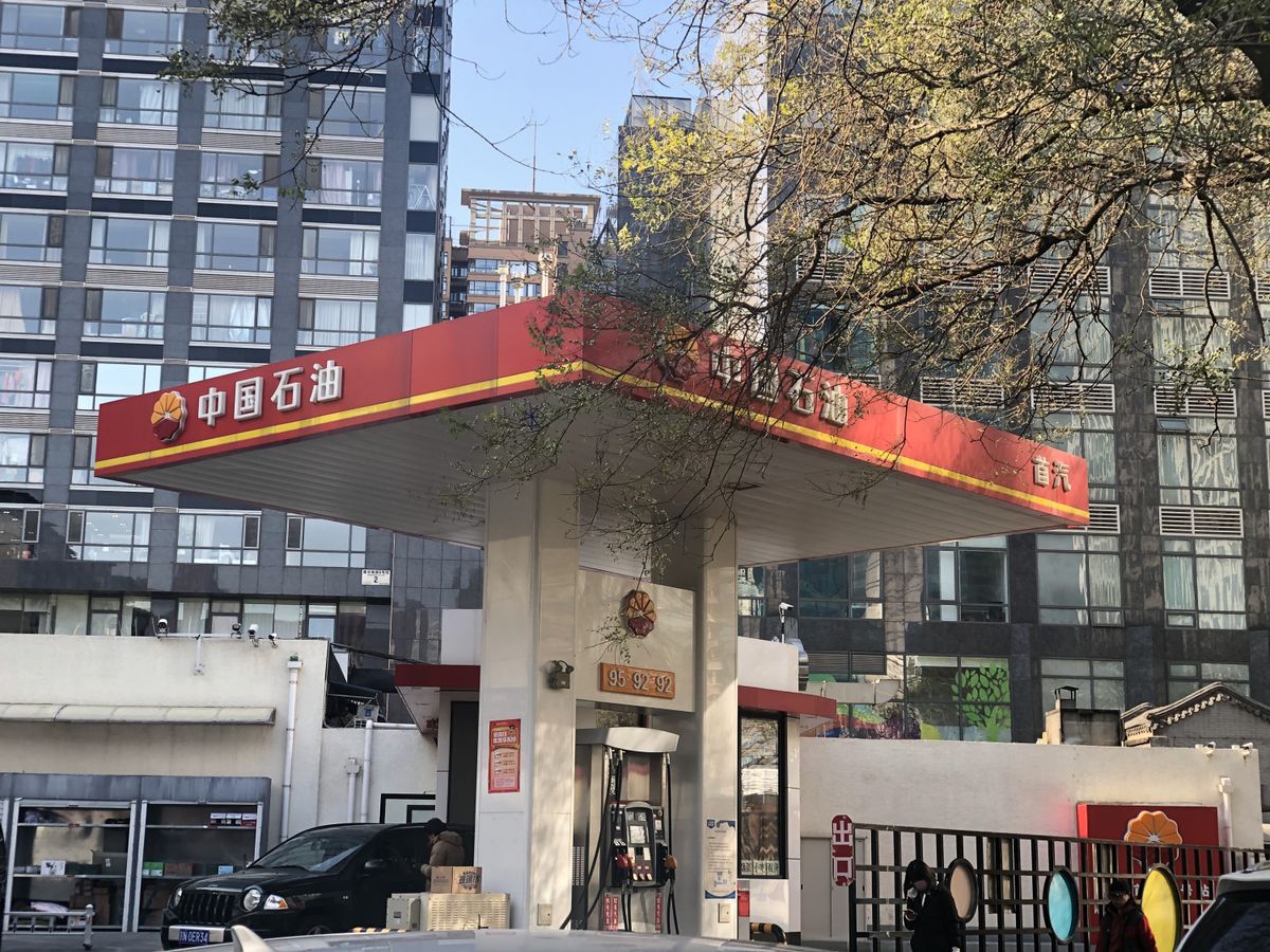  恒指 以全日高位收市，收報23236點，跌43點或0.2%，在缺乏北水支持下，大市成交金額進一步縮至799.7億元。但即使 油價 回穩，亦未能帶動 油股 造好， 中石油 及 中石化 分別跌5.6%及3.2%。