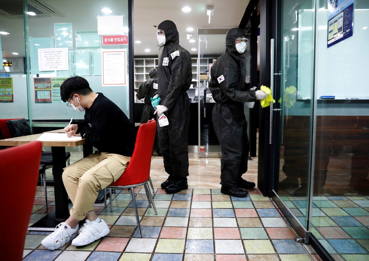 南韓 政府 今日宣布，對所有旅客實施 入境管制，從17日開始執行。南韓各級 學校 再 延遲兩周 開學。  路透